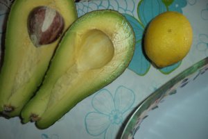 Cartofi la cuptor cu pasta de avocado