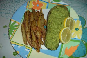 Cartofi la cuptor cu pasta de avocado
