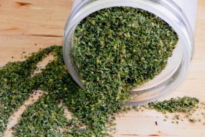Pulpe de pui pe pat de legume,condimentate cu cimbru
