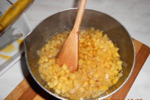 Tort de clatite cu panna-cotta si mango