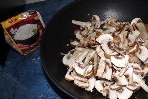 Ciocanele de pui picante cu garnitura de orez basmati si ciuperci brune