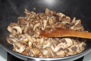 Ciocanele de pui picante cu garnitura de orez basmati si ciuperci brune