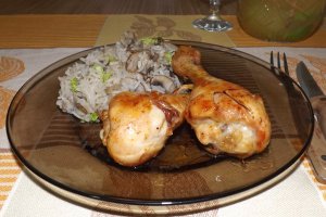 Ciocanele de pui picante cu garnitura de orez basmati si ciuperci brune