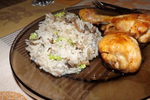 Ciocanele de pui picante cu garnitura de orez basmati si ciuperci brune