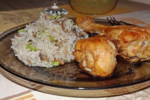Ciocanele de pui picante cu garnitura de orez basmati si ciuperci brune