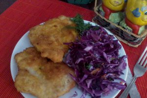 Snitel de pui cu salata de varza