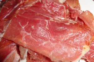 Salau cu crusta  de prosciutto