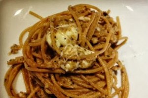 Spaghete integrale cu crema de vinete, lamaie, menta, seminte de mac si mozzarella