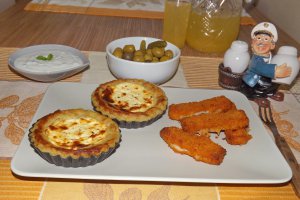Aperitiv mini tarte din cartofi cu peste, pasta de branza si sos de iaurt