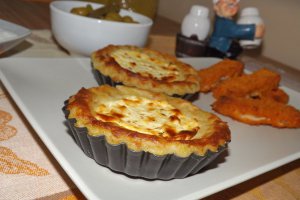Aperitiv mini tarte din cartofi cu peste, pasta de branza si sos de iaurt