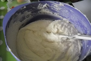Chec cu albusuri si crema caramel