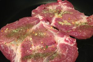 Ceafa de porc in sos de smantana cu capere