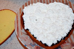 Tort inima cu afine si frisca