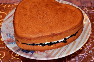 Tort inima cu afine si frisca