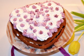 Tort inima cu afine si frisca