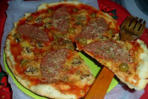 Pizza cu sunca si ciuperci