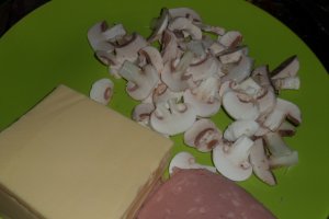 Pizza cu sunca si ciuperci