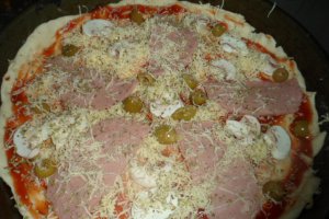 Pizza cu sunca si ciuperci