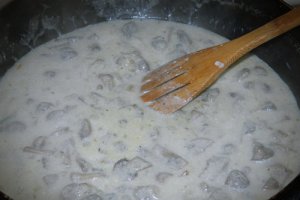 Paste tagliatelle cu sos alb ciuperci