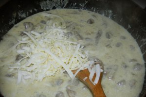 Paste tagliatelle cu sos alb ciuperci