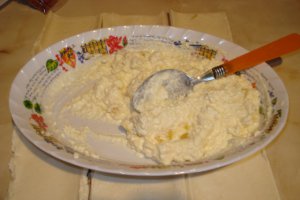 Buseuri din foietaj cu branza dulce, ananas si nuca