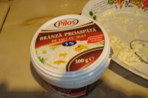 Buseuri din foietaj cu branza dulce, ananas si nuca