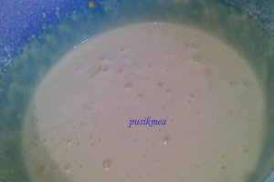 Prajitura delicioasa cu fructe caramelizate si bezea