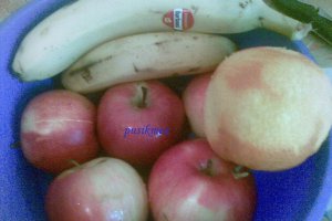 Prajitura delicioasa cu fructe caramelizate si bezea