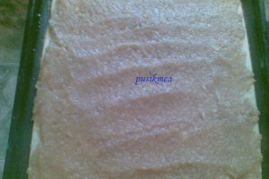 Prajitura delicioasa cu fructe caramelizate si bezea