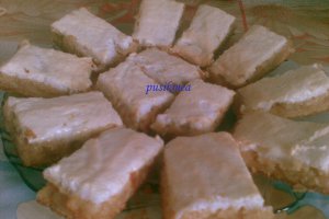 Prajitura delicioasa cu fructe caramelizate si bezea