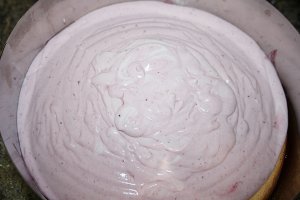 Tort cu mousse de iaurt si fructe de padure