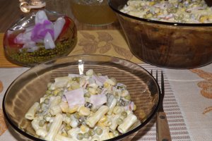 Salata de paste cu legume si jambon de porc