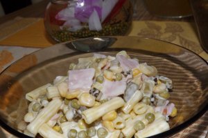 Salata de paste cu legume si jambon de porc