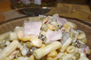 Salata de paste cu legume si jambon de porc