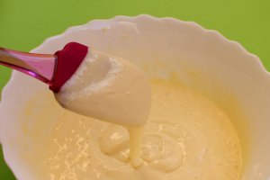 Tarta cu crema de lamâie, bezea si blat de biscuit