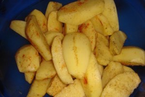 Mix grill cu cartofi cu rozmarin si sos de ceapa caramelizata!