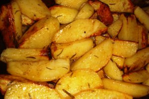 Mix grill cu cartofi cu rozmarin si sos de ceapa caramelizata!
