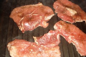 Mix grill cu cartofi cu rozmarin si sos de ceapa caramelizata!