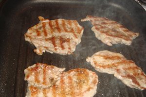 Mix grill cu cartofi cu rozmarin si sos de ceapa caramelizata!