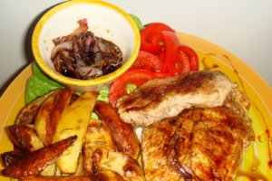 Mix grill cu cartofi cu rozmarin si sos de ceapa caramelizata!