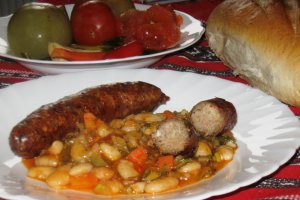 Iahnie de fasole cu carnati de casa si muraturi