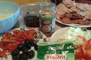 Pizza cu sunca/salam, ciuperci si masline