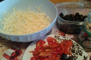 Pizza cu sunca/salam, ciuperci si masline