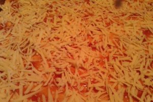 Pizza cu sunca/salam, ciuperci si masline