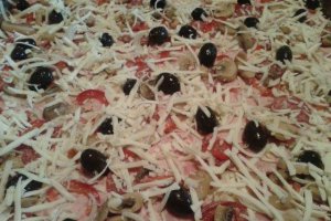 Pizza cu sunca/salam, ciuperci si masline
