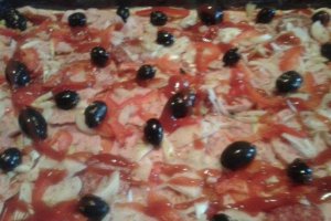 Pizza cu sunca/salam, ciuperci si masline