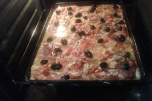 Pizza cu sunca/salam, ciuperci si masline