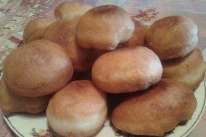 Pizza cu sunca/salam, ciuperci si masline