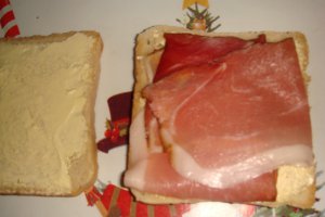 Sandwich cald cu jambon si branza topita