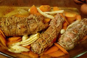 Mușchi de porc umplut cu cârnați oltenești și legume la cuptor